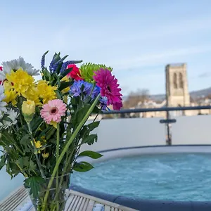 Penthouse With Hot Tub & Views 22 Cheltenham