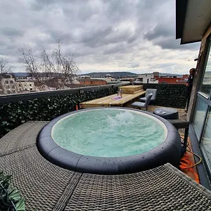 Penthouse With Hot Tub & Views 24 Cheltenham